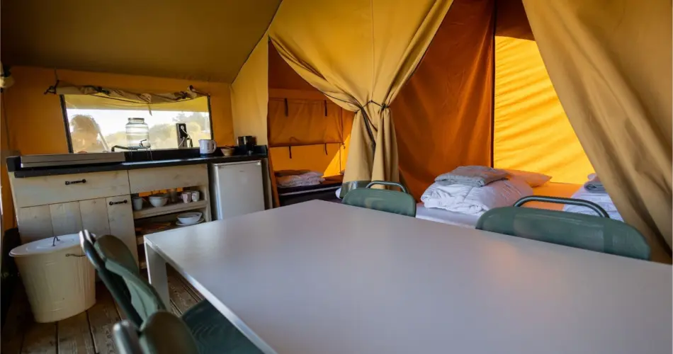 Safari escape lodge interieur keuken en eethoek