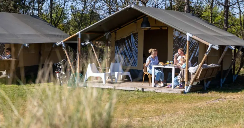 Safari escape lodge gezin op terras camping duinoord ameland