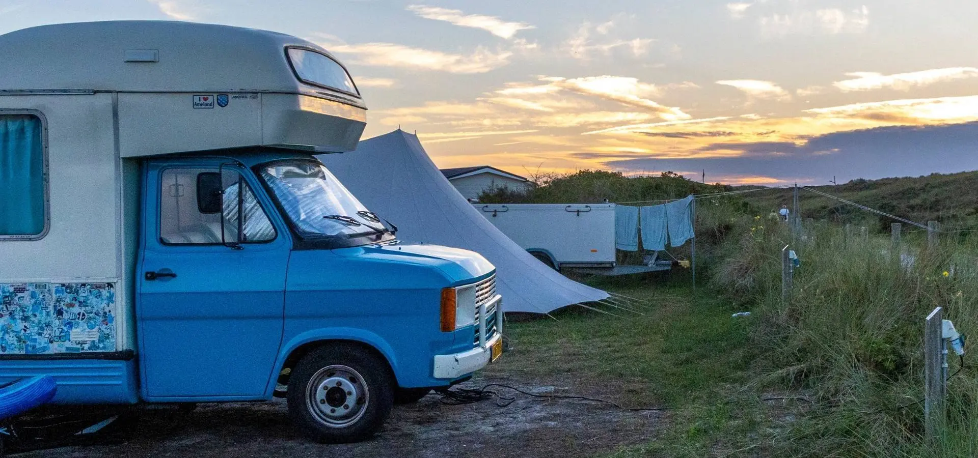 Camper zonsondergang strandcamping duinoord