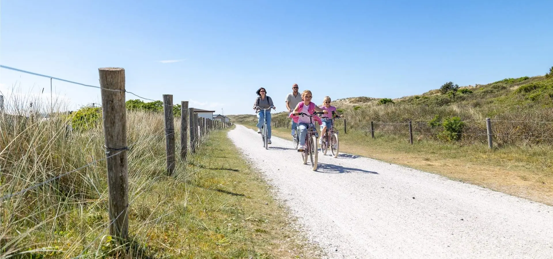 Gezin fietsen in duinen van ameland