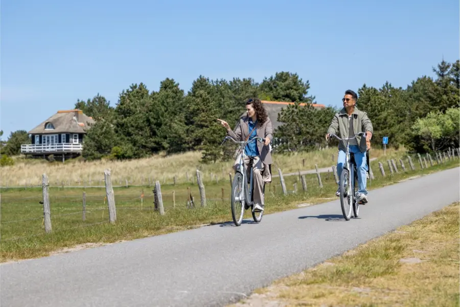 Gezin fietsen ameland