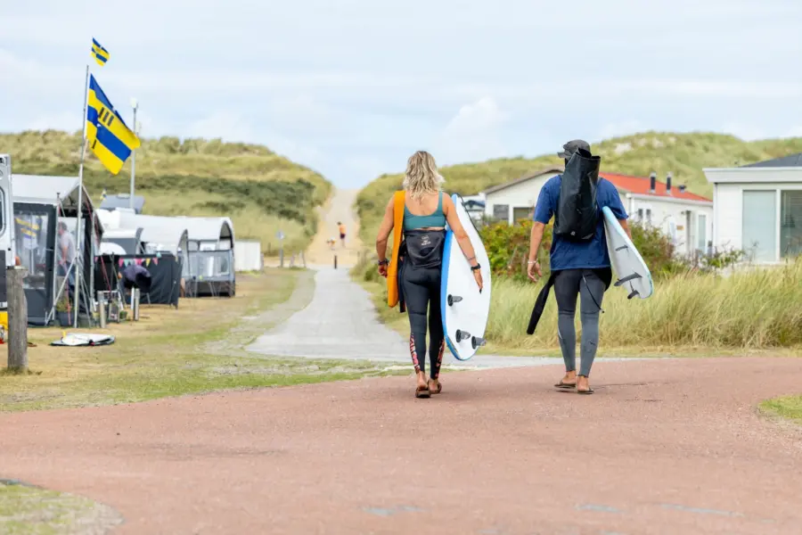 Camping vlakbij zee surfen ameland