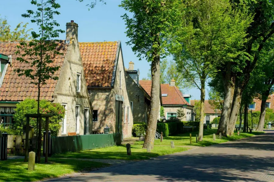Zonnig dorp op ameland