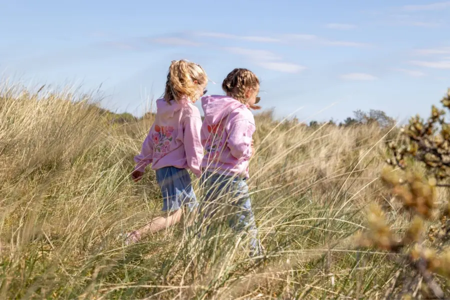 Meisjes wandelen natuur ameland