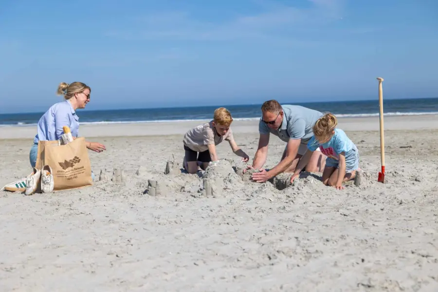 Strand zandkasteel ameland gezin