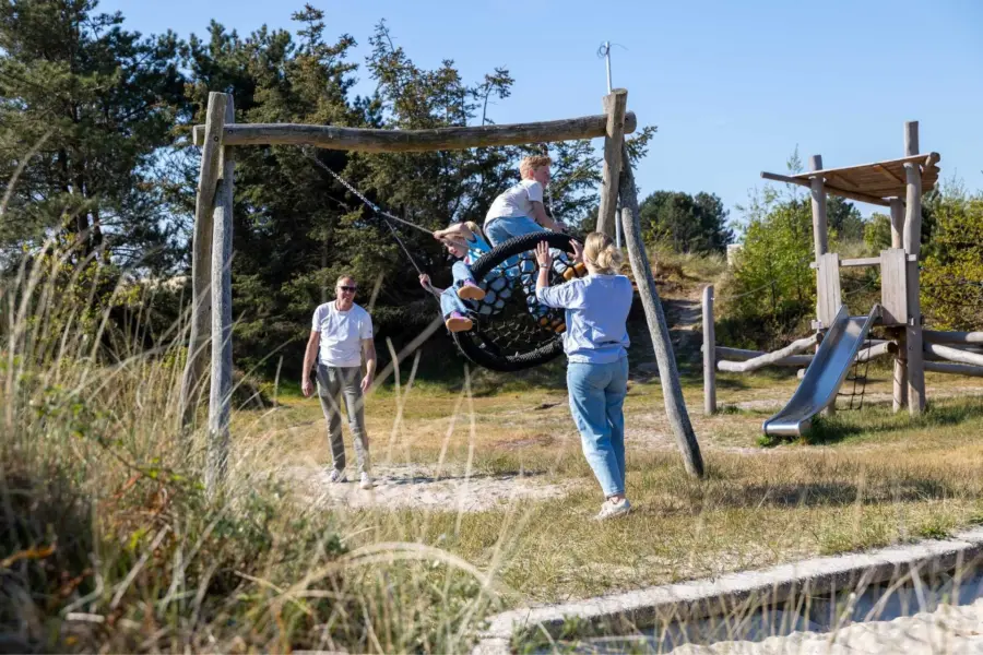 Familie spelen in speeltuin duinoord