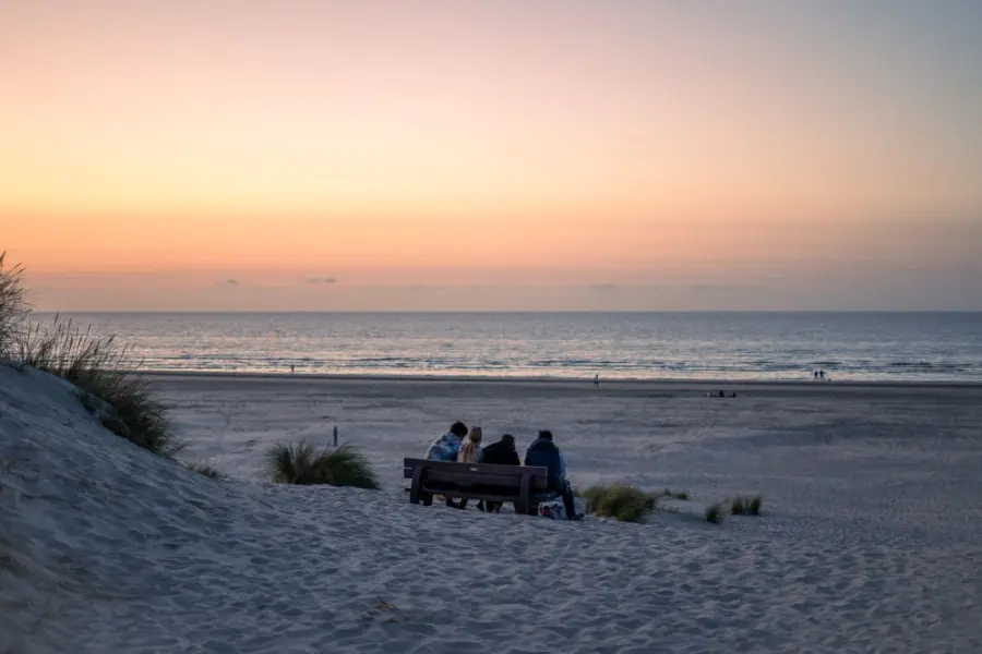 Vrienden zonsondergang strand Ameland