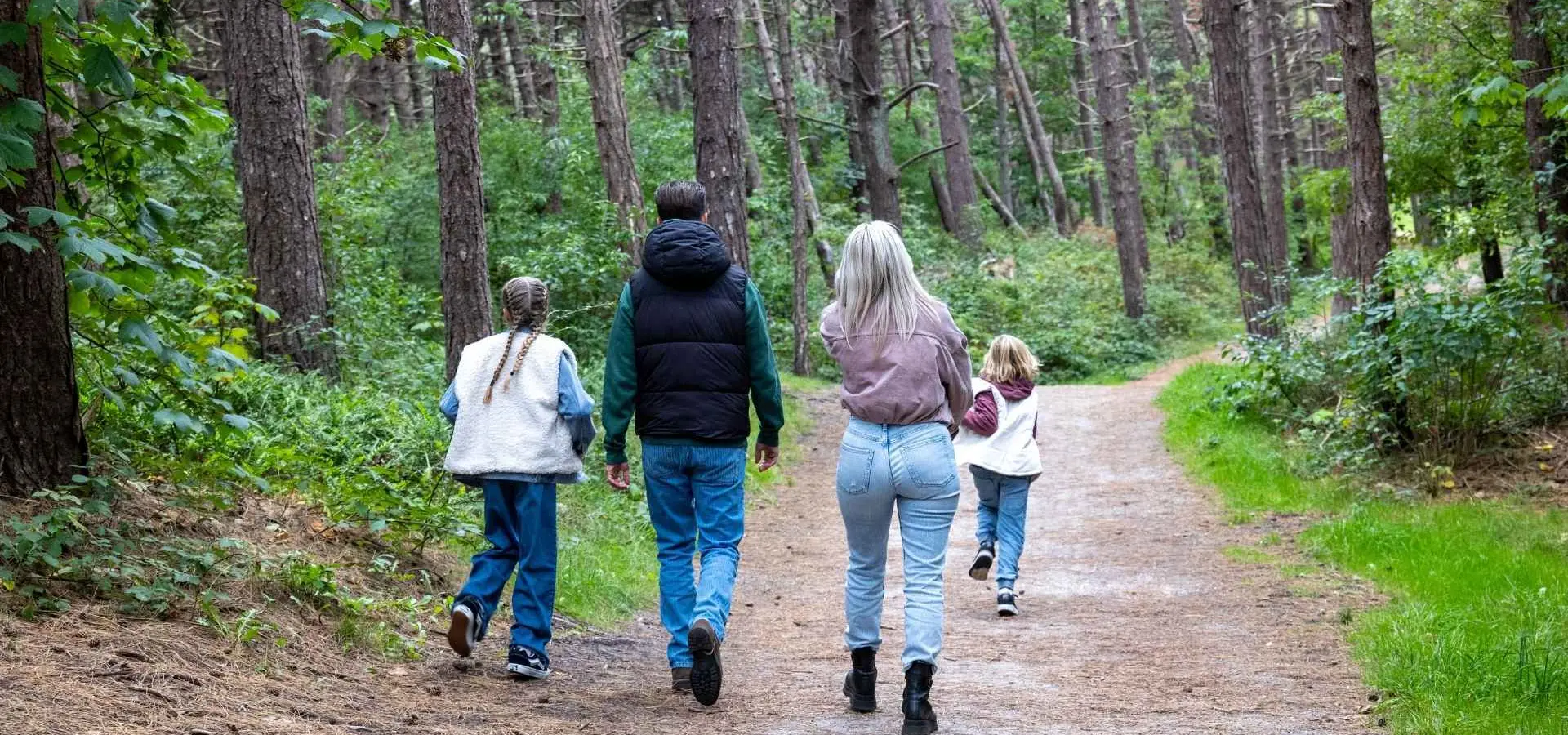 Gezin wandelen bos ameland