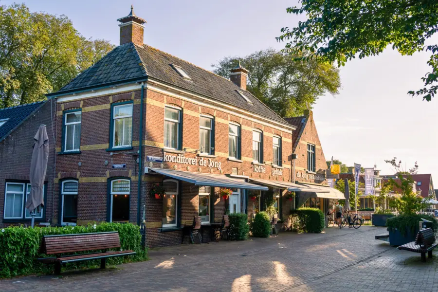 Historische gevel in Nes op Ameland Strandcamping Duinoord