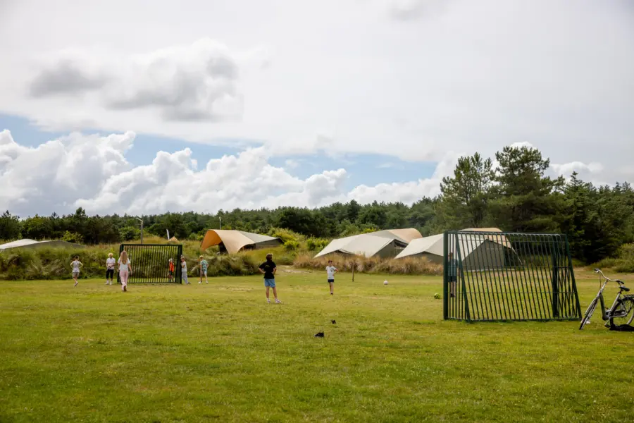 Kinderen voetballen bij glamping Strandcamping Duinoord Ameland