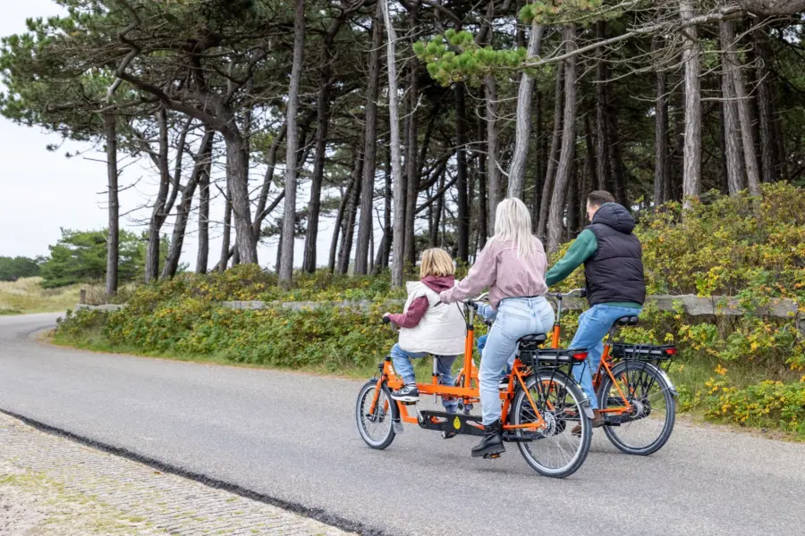 Tandem fietsen gezin bos ameland