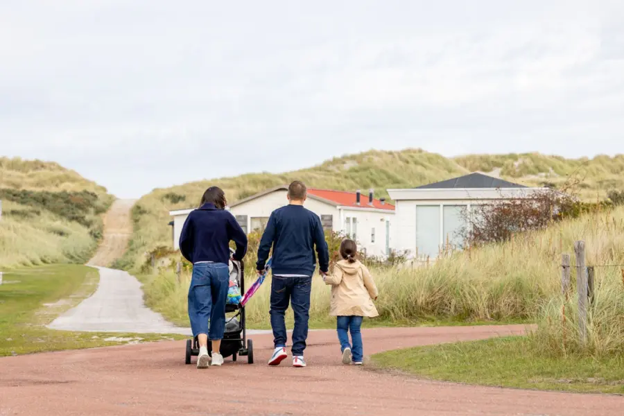 Gezin wandelen chalets strandopgang duinoord ameland