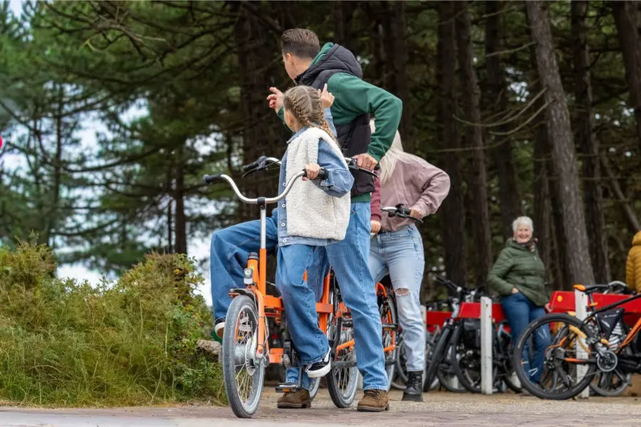 Gezin fietsen hollumerbos