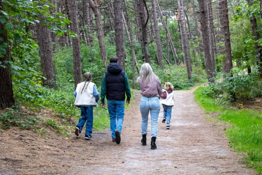 Gezin wandelen bos ameland